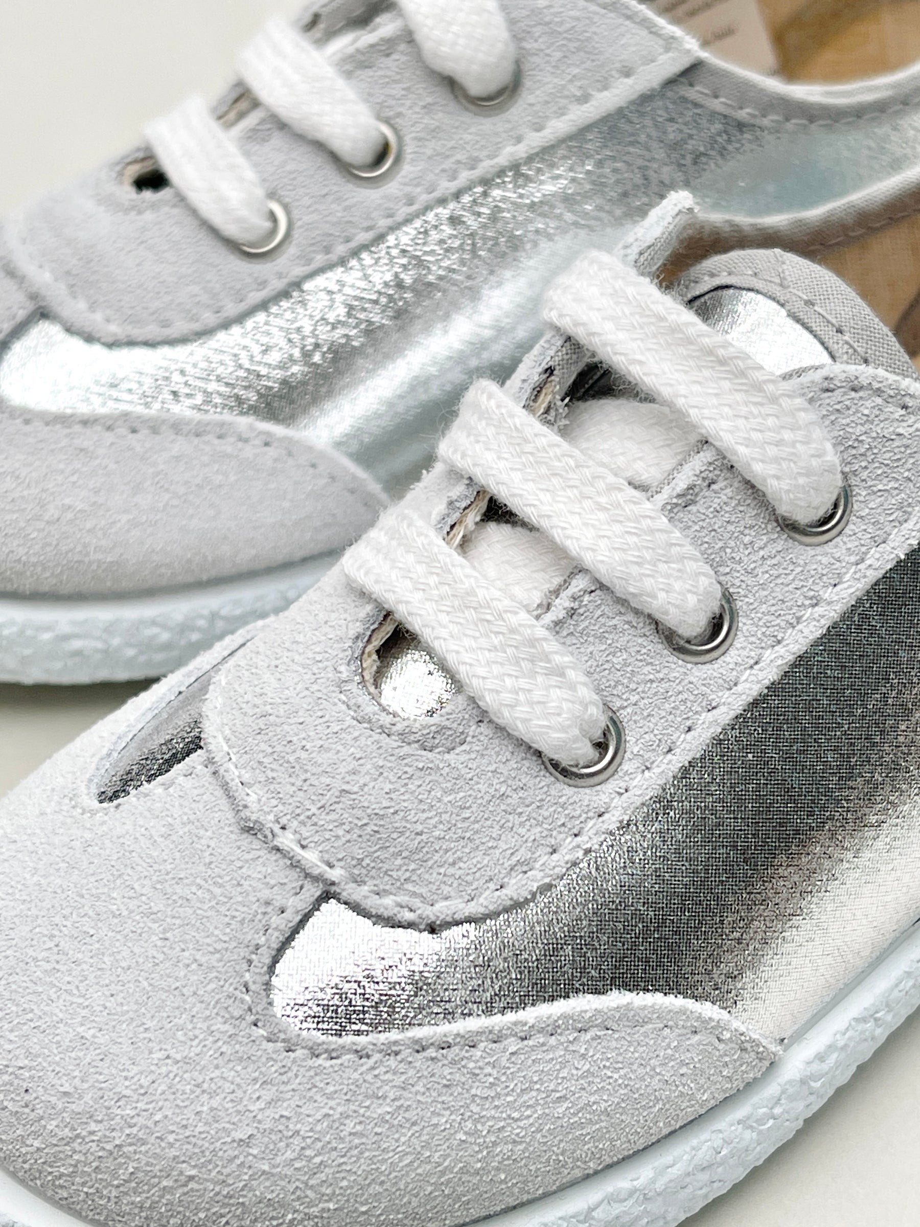 Tenis Con Piezas Plata Tokolate