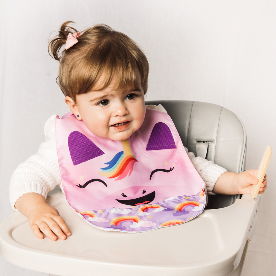 Niña usando babero arcoíris